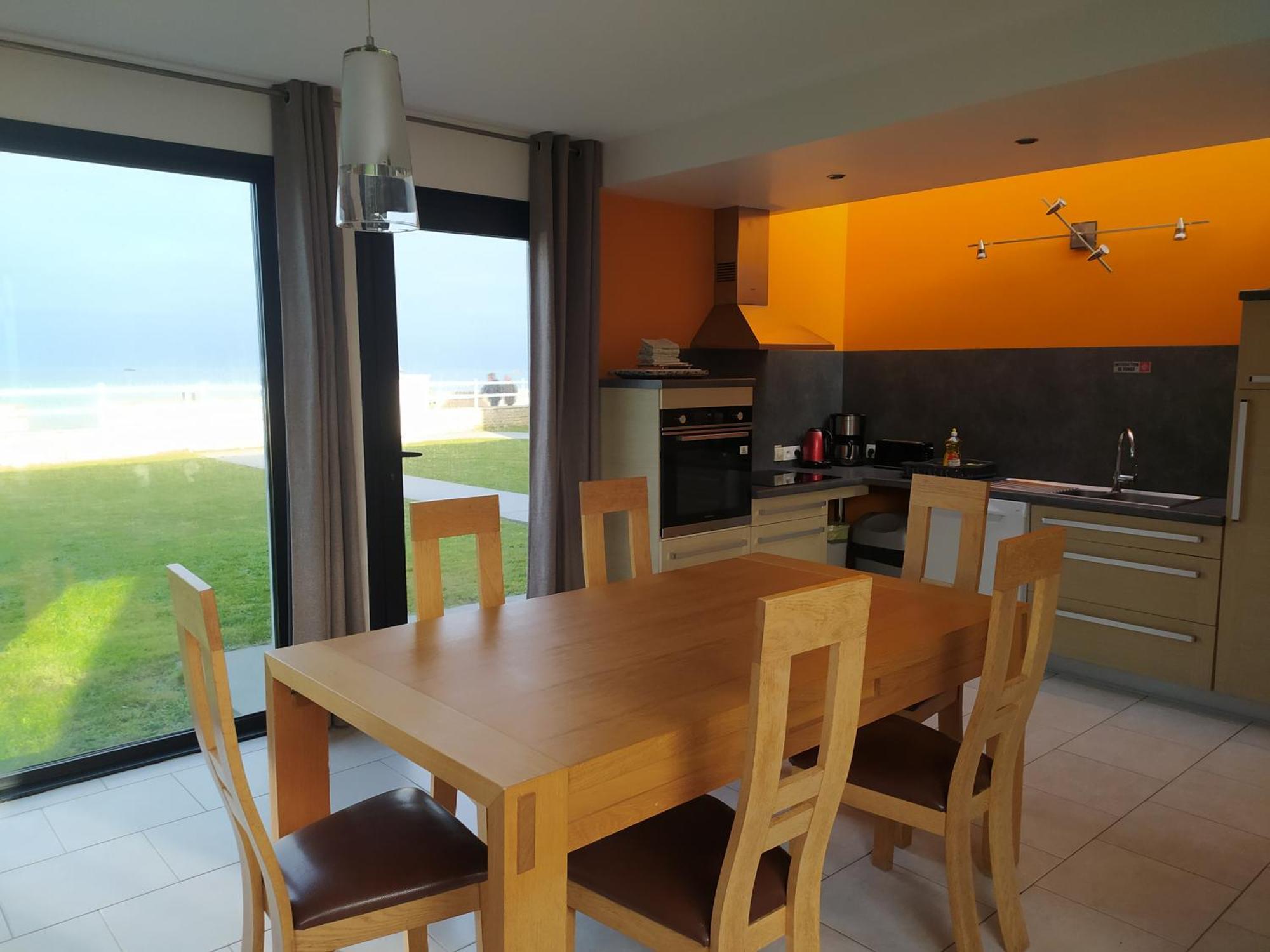 Arromanches: Beachfront Retreat Near Bayeux *
